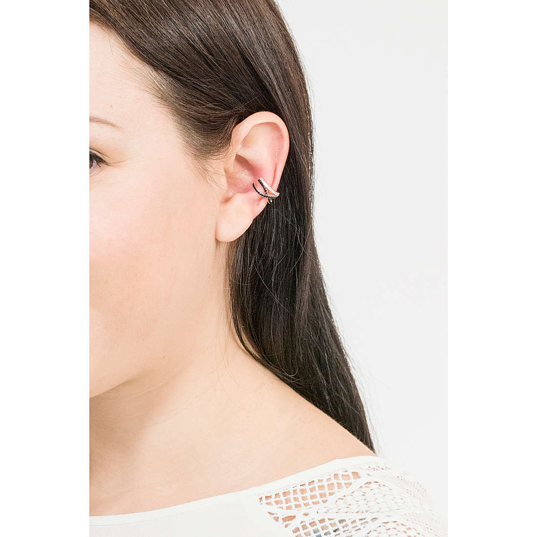 Rebecca earrings Golden ear woman SGEORN11 wearing