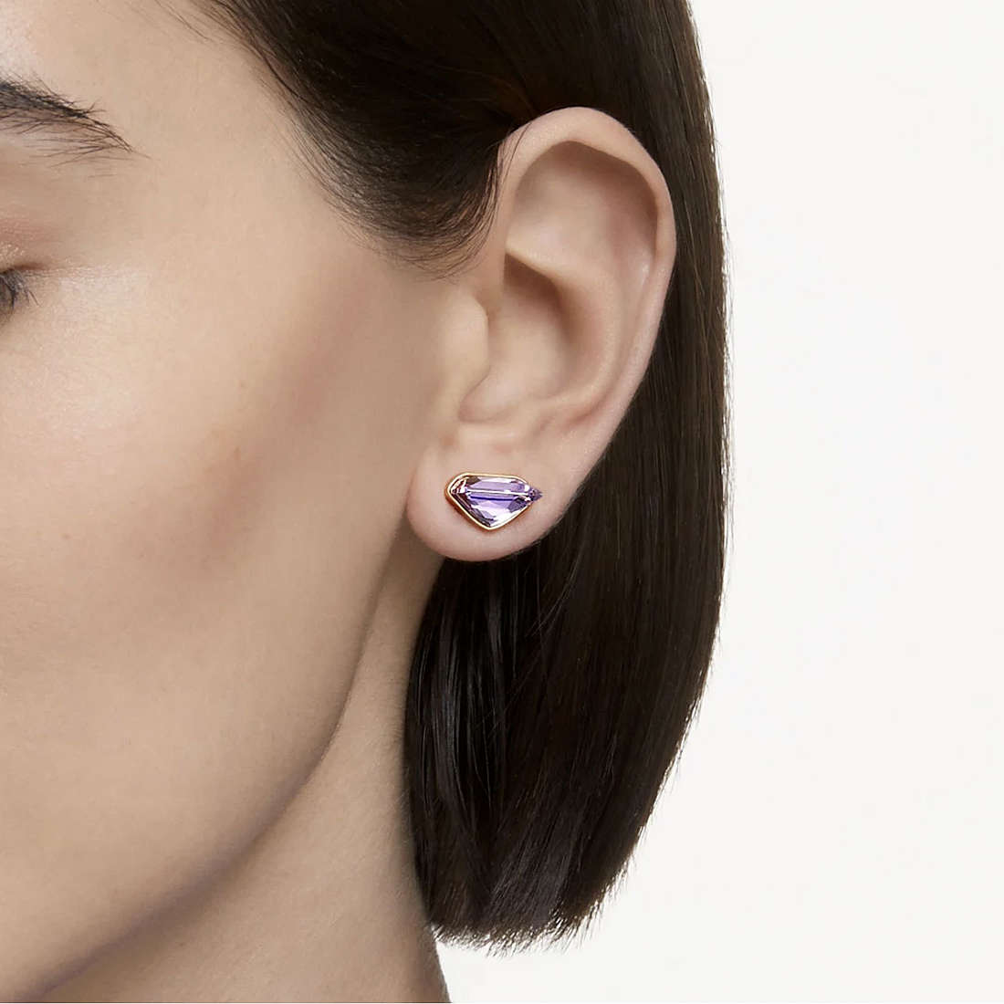 Swarovski earrings Lucent woman 5613561 wearing