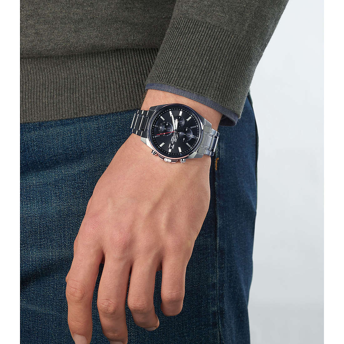 Casio chronographs Edifice man EFV-610D-1AVUEF wearing