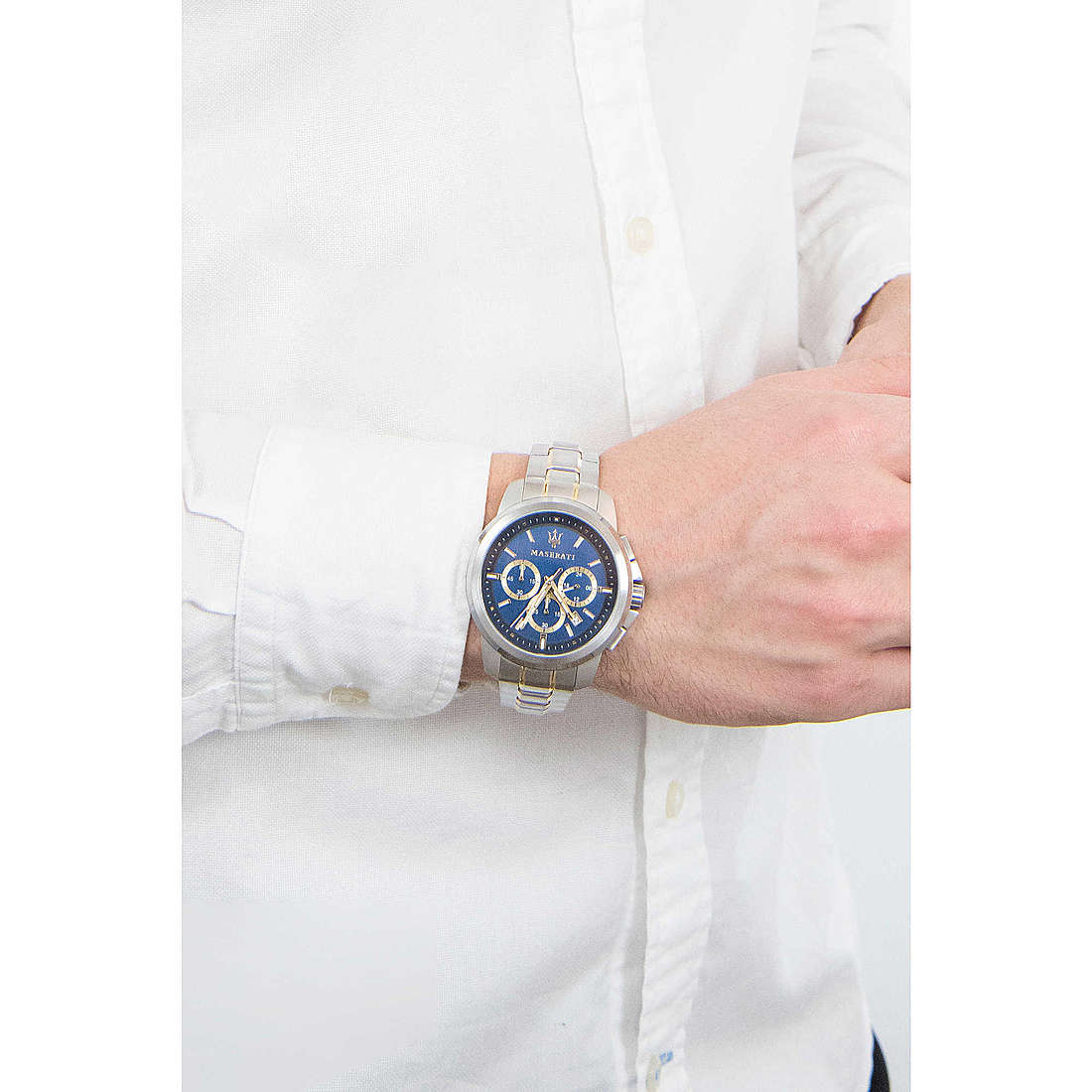 Maserati chronographs Successo man R8873621016 wearing