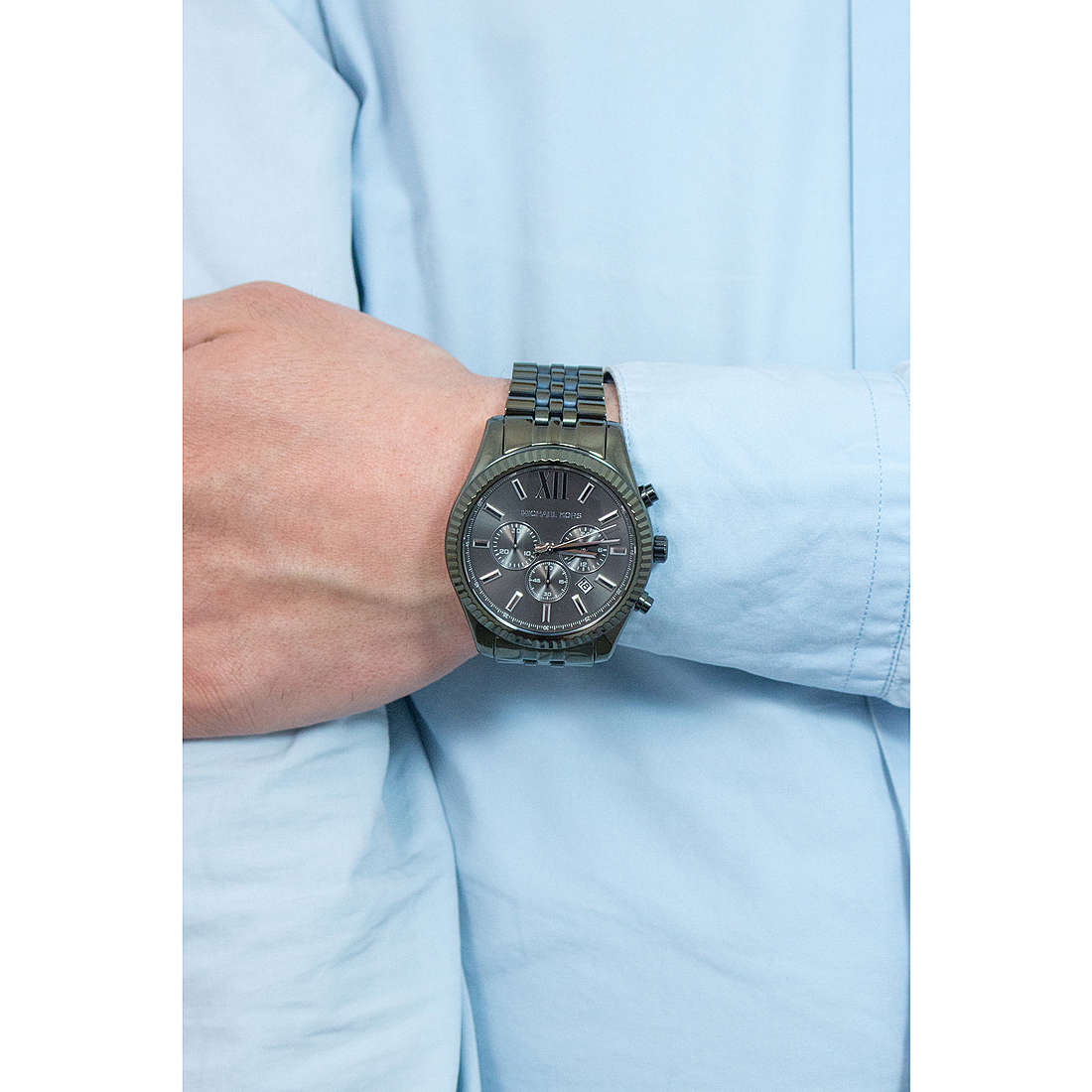 Michael Kors chronographs Lexington man MK8604 wearing