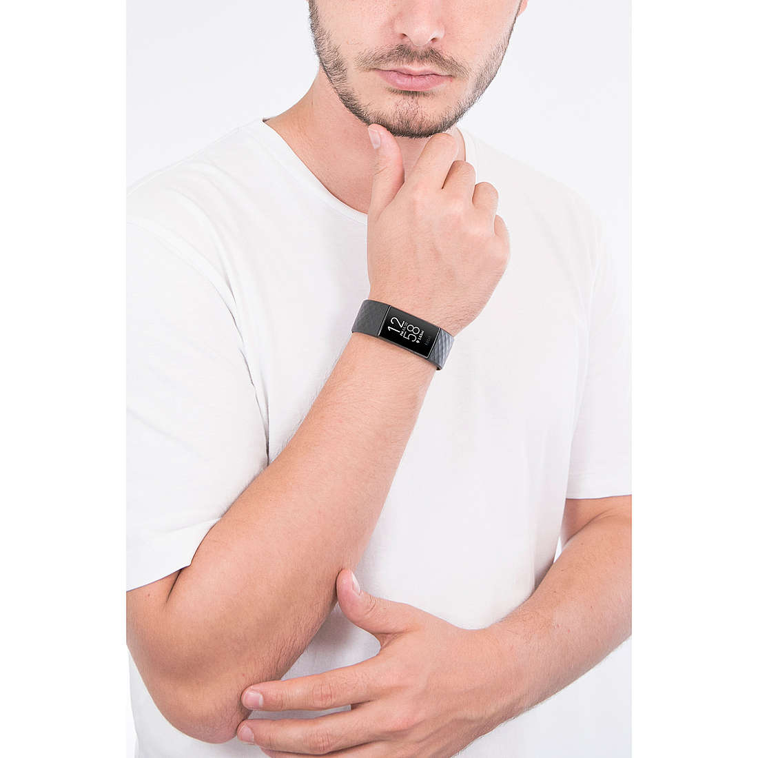 Fitbit digitals Charge man FB417BKBK wearing