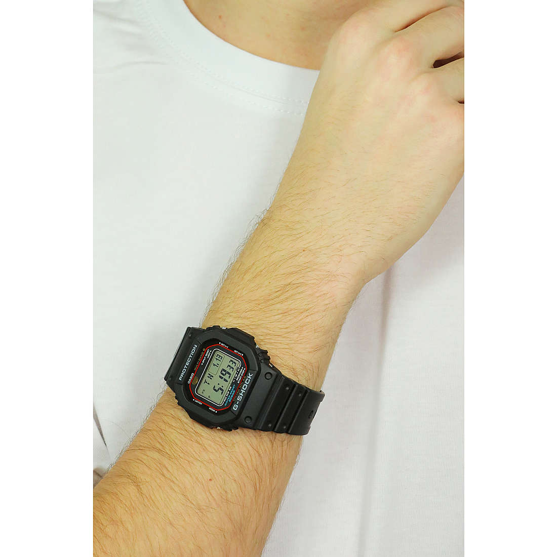 G-Shock digitals 5600-FACE man GW-M5610U-1ER wearing
