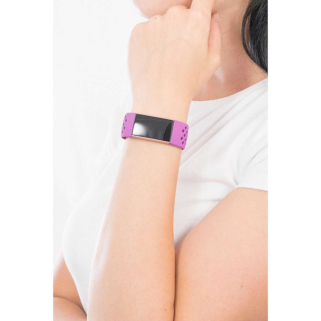 Fitbit digitals Charge woman FB409RGMG wearing