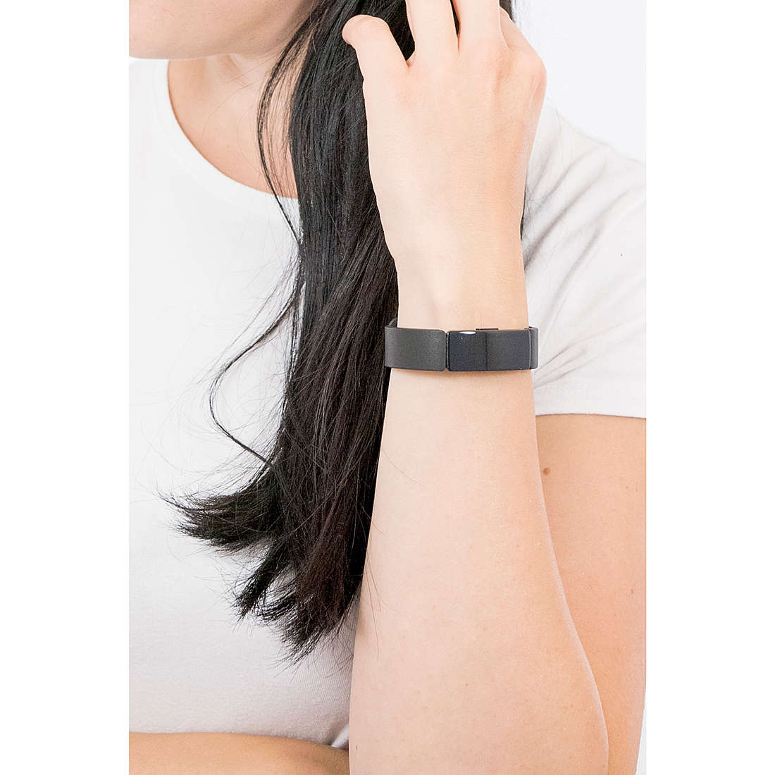 Fitbit digitals Inspire woman FB412BKBK wearing