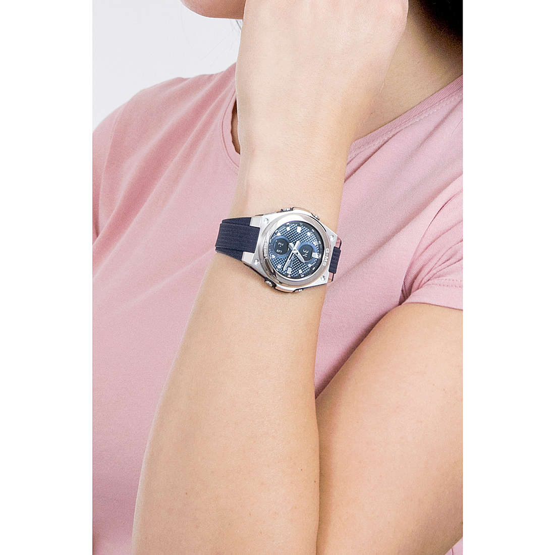 Casio multifunction BABY-G woman MSG-C100-2AER wearing