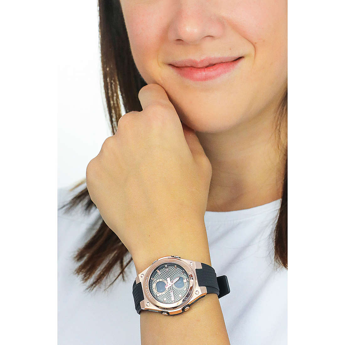 Casio multifunction BABY-G woman MSG-C100G-1AER wearing