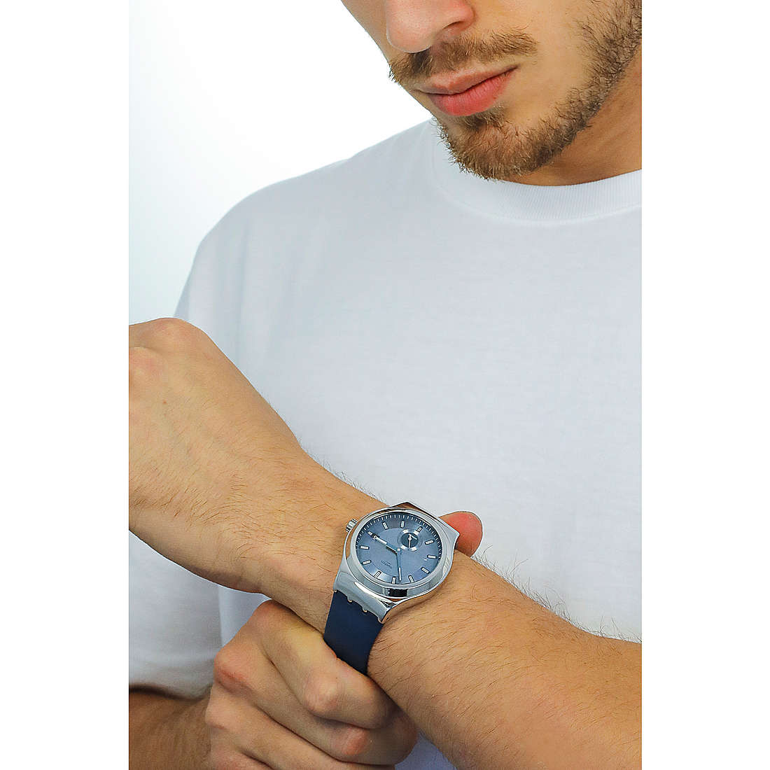 Swatch only time Essentials man SY23S403 wearing