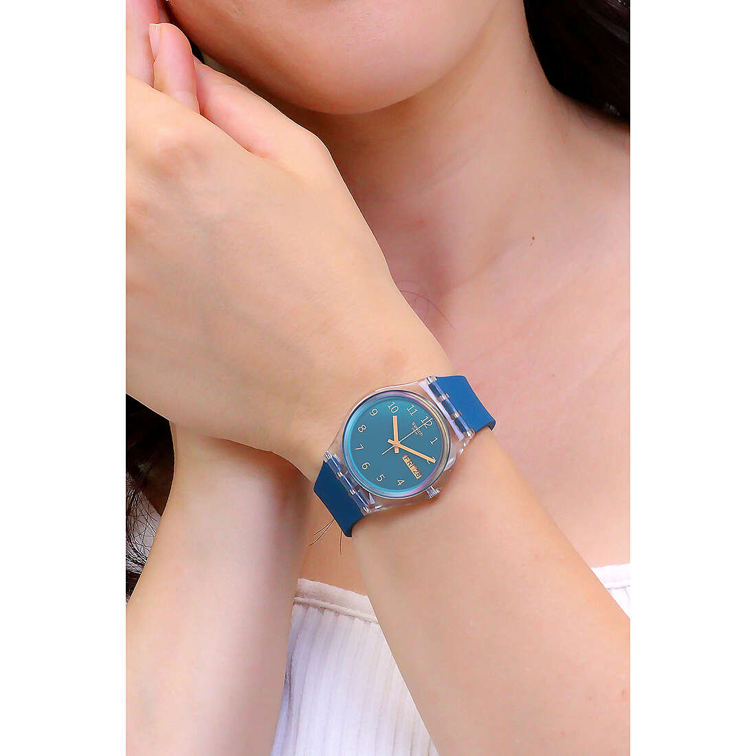 Swatch only time Essentials woman SO28K700-S14 wearing