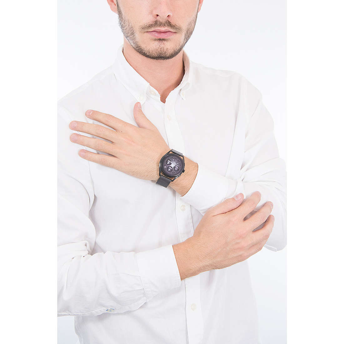 Emporio Armani Smartwatches man ART5019 wearing