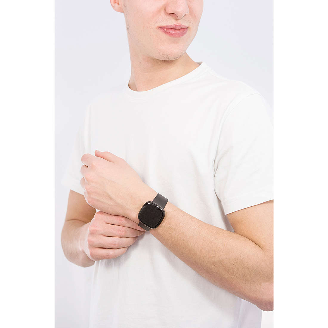 Fitbit Smartwatches Versa man FB511BKBK wearing