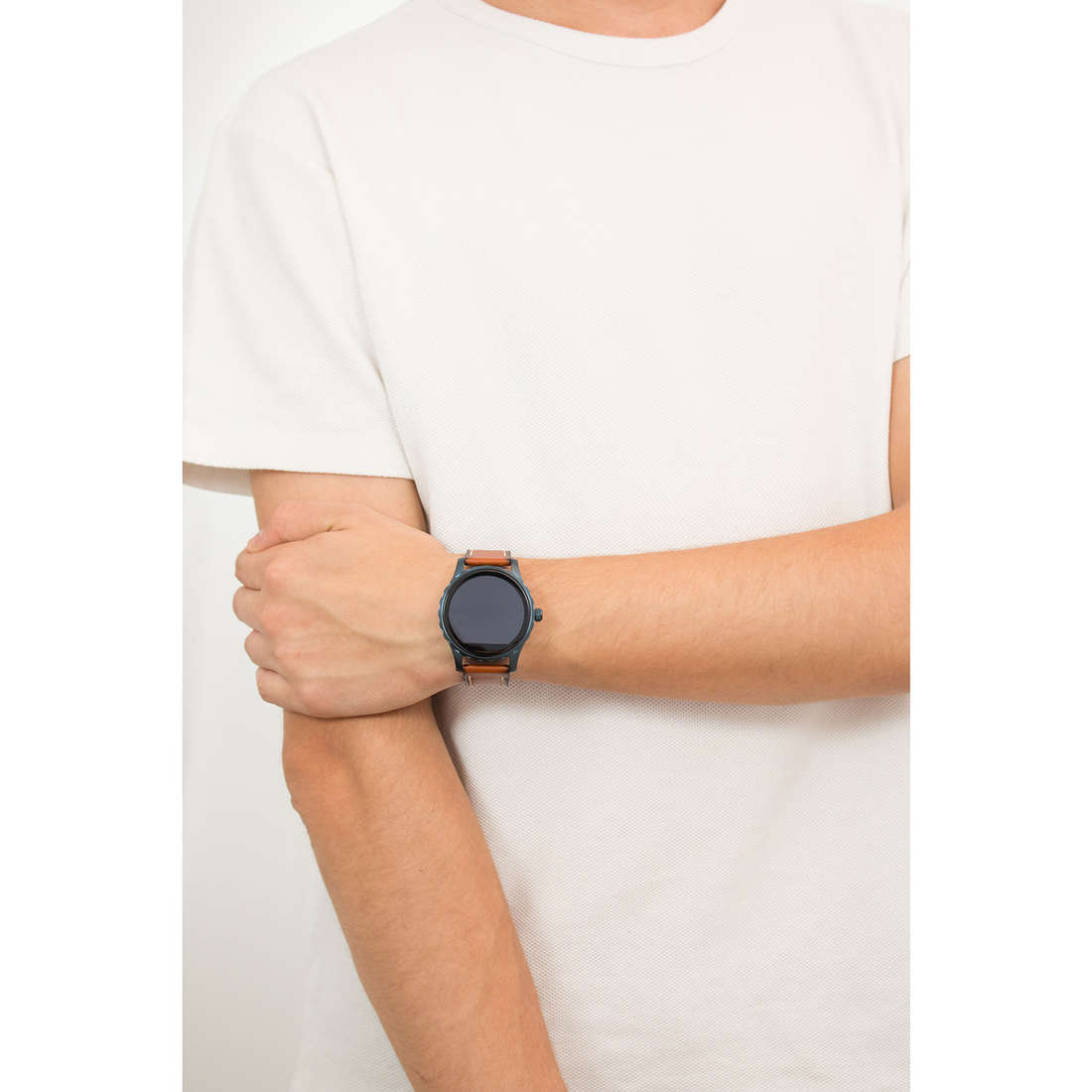 Fossil Smartwatches man FTW2106 wearing