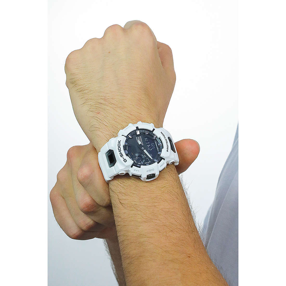 G-Shock Smartwatches G-Squad man GBA-900-7AER wearing