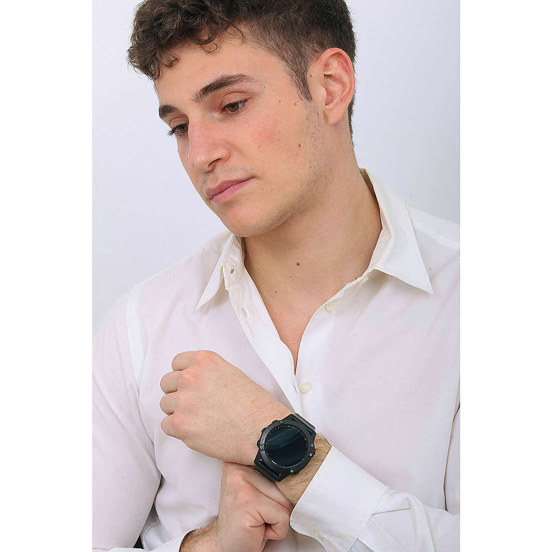 Garmin Smartwatches Fenix man 010-02158-02 wearing