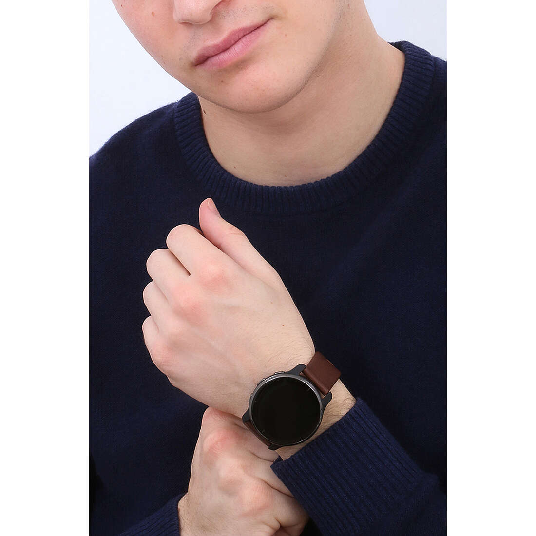Garmin Smartwatches Venu man 010-02496-15 wearing