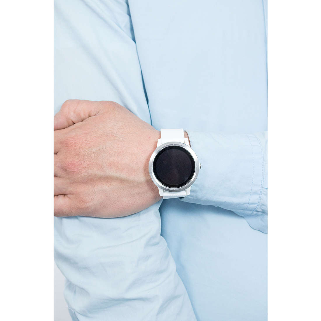 Garmin Smartwatches Vivoactive 3 man 010-01769-20 wearing