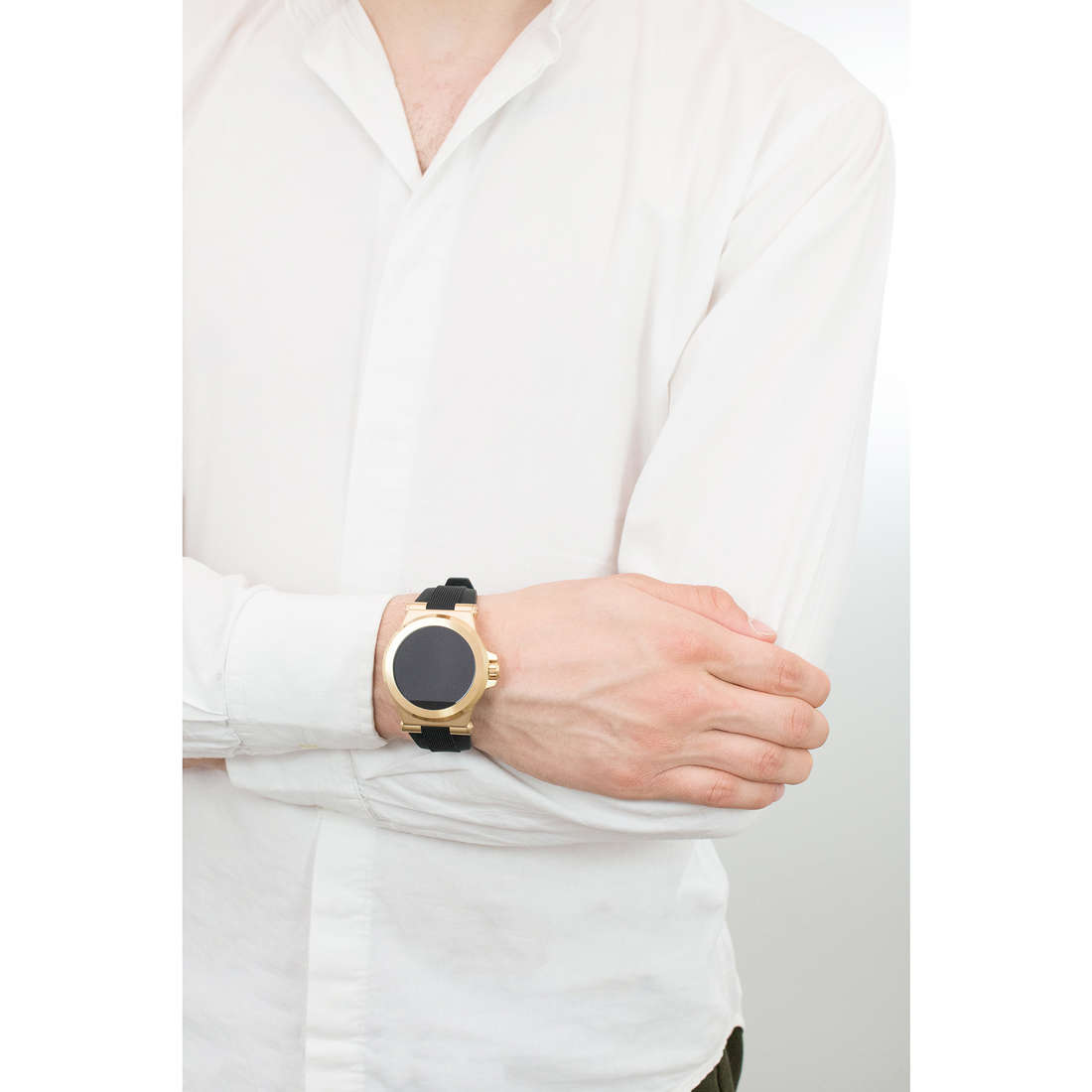 Michael Kors Smartwatches Dylan man MKT5009 wearing