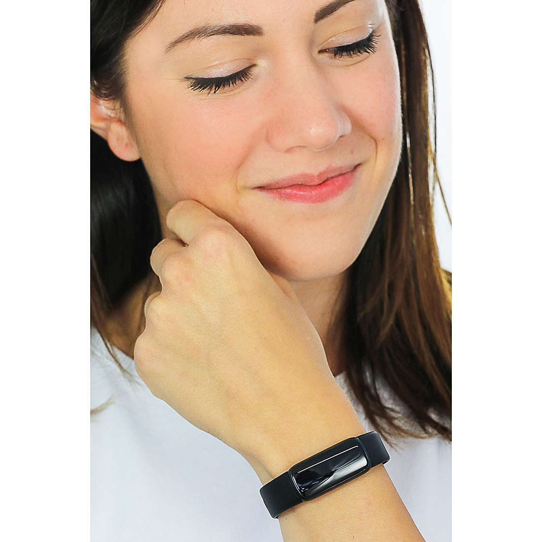 Fitbit Smartwatches Luxe woman FB422BKBK wearing