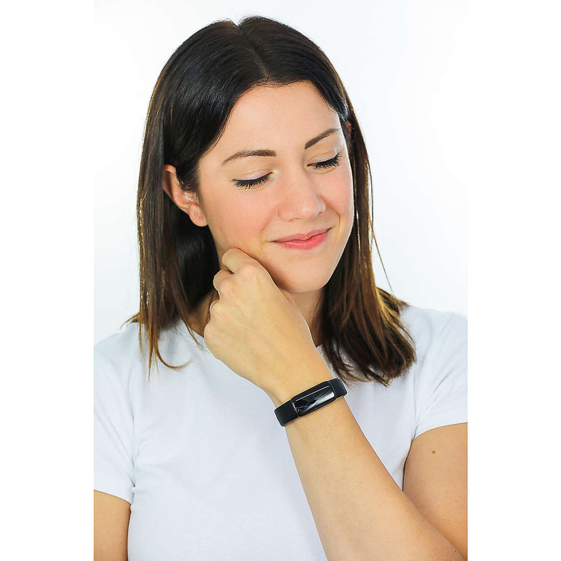 Fitbit Smartwatches Luxe woman FB422BKBK wearing