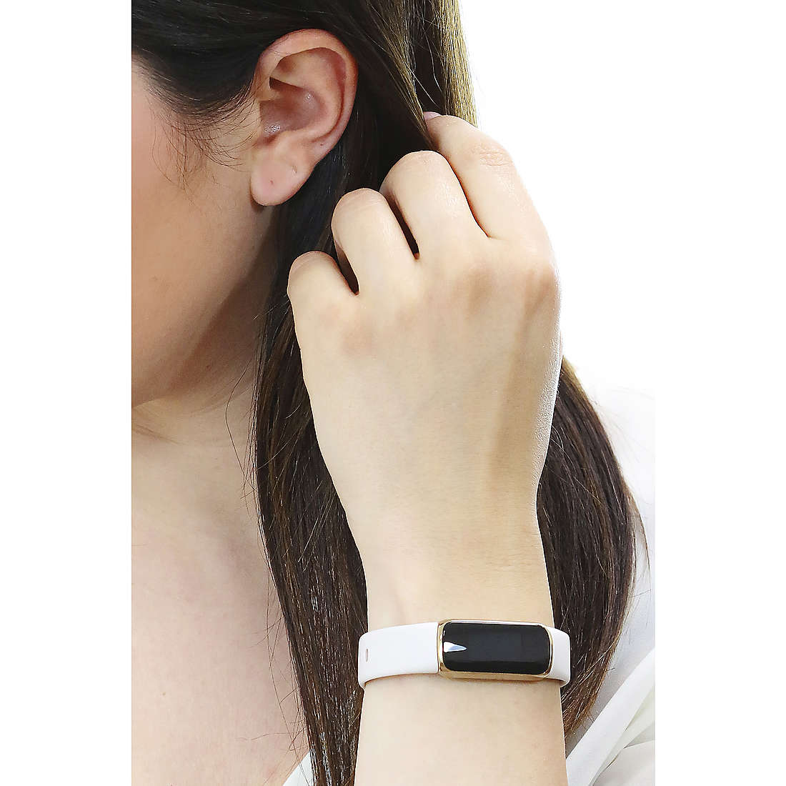 Fitbit Smartwatches Luxe woman FB422GLWT wearing