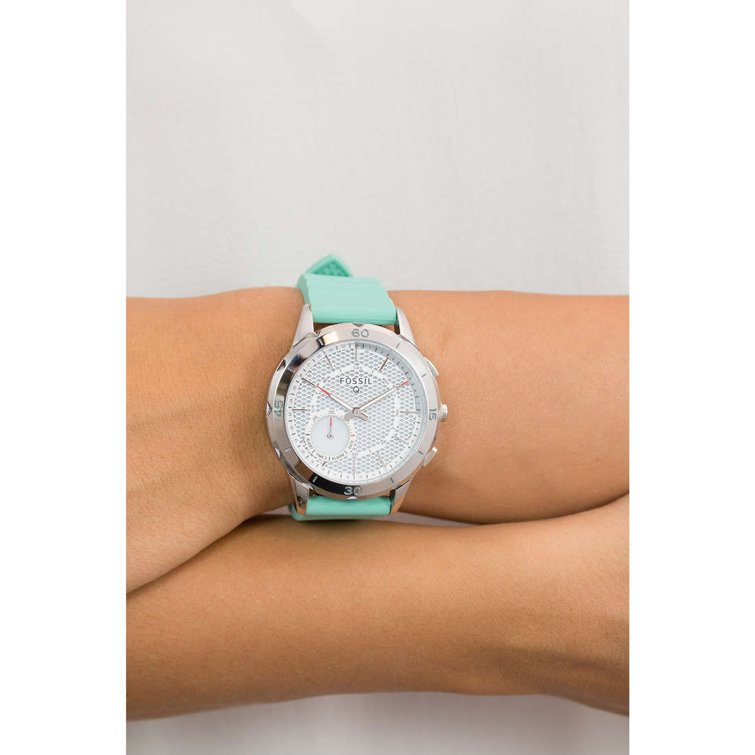 Fossil Smartwatches Q Modern Pursuit woman FTW1134 wearing