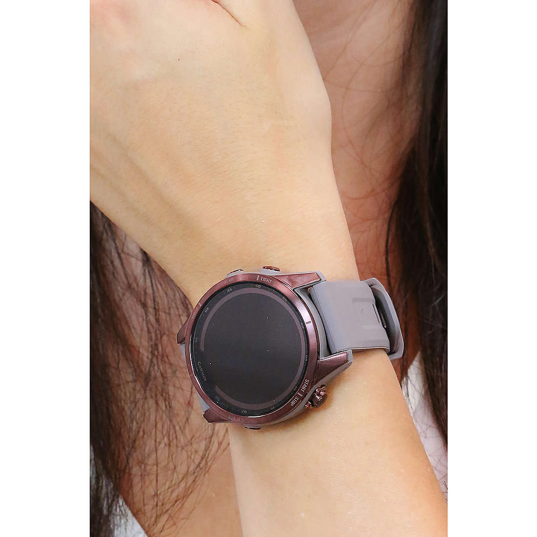 Garmin Smartwatches Fenix woman 010-02539-29 wearing