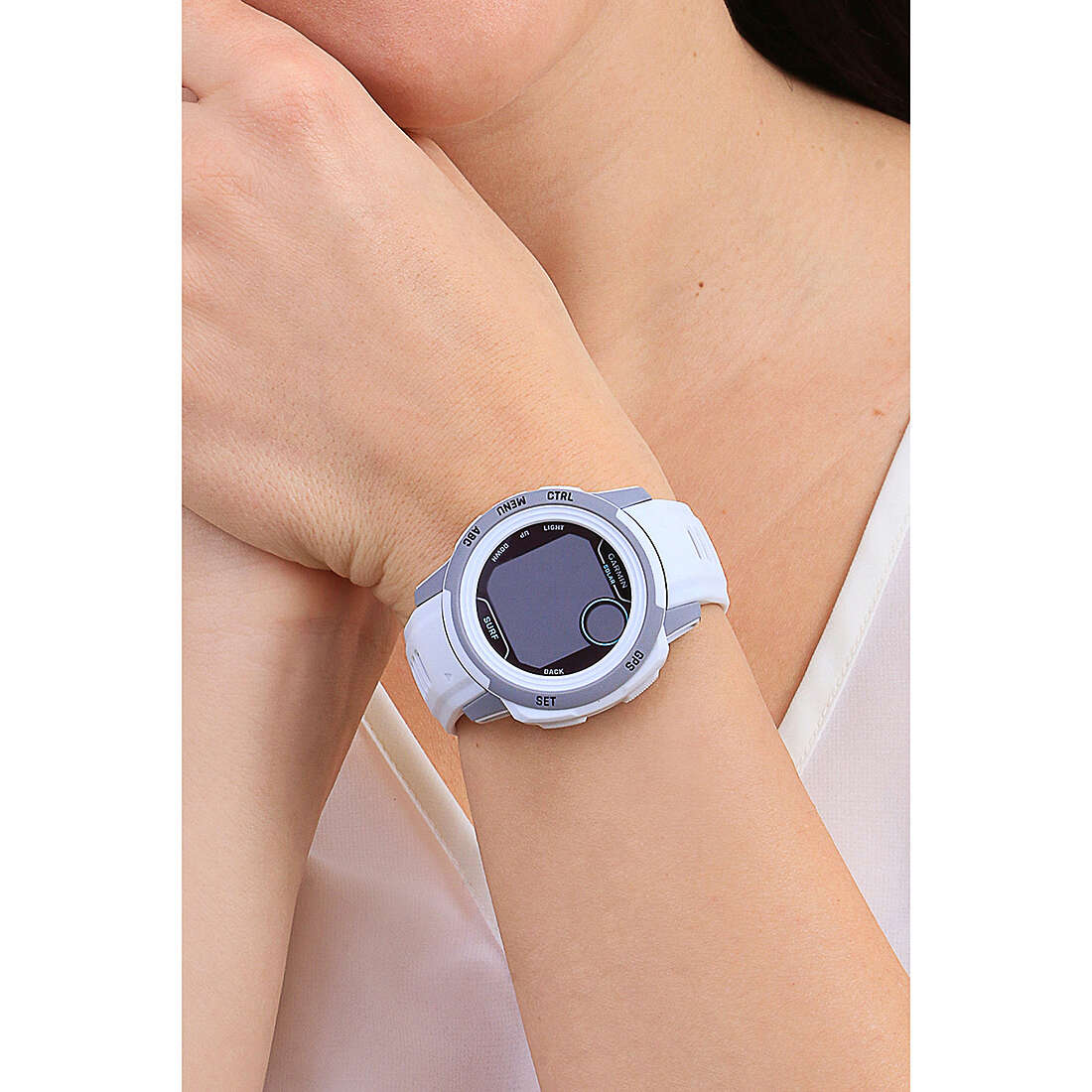 Garmin Smartwatches Instinct woman 010-02564-03 wearing
