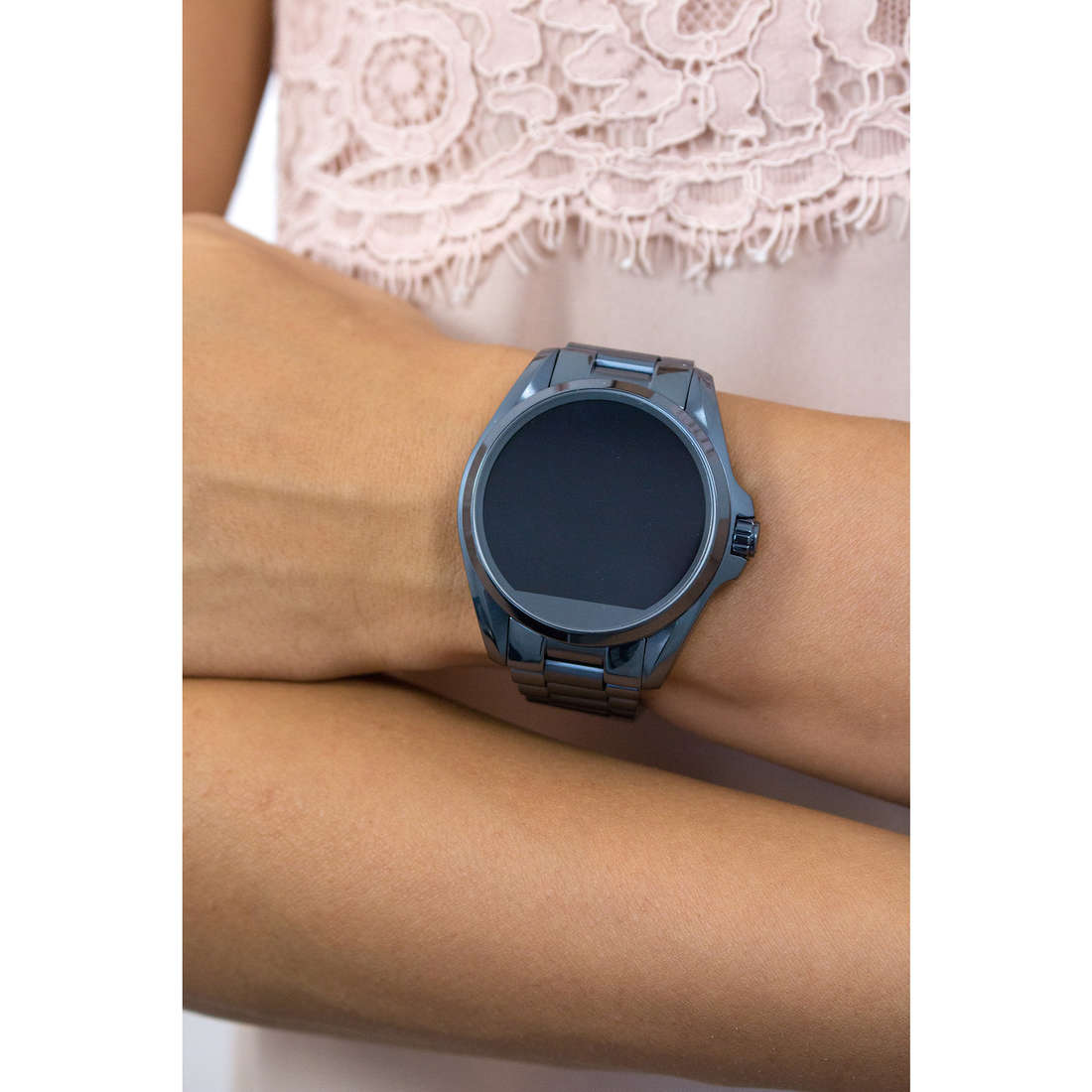 Michael Kors Smartwatches woman MKT5006 wearing